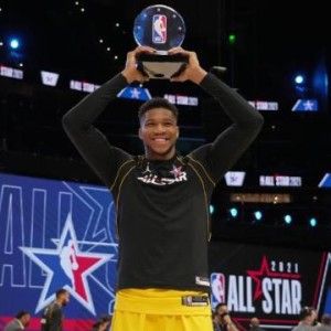 9393体育注册登录-字母哥终于捧起全明星MVP奖杯 下一目标总冠军